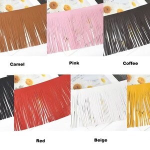 Pu&ograve; includere: Assortimento di dieci colori di passamaneria a frangia in similpelle. I colori sono grigio, cammello, rosa, caff&egrave;, bianco, nero, rosso, beige, giallo e bianco. La frangia &egrave; larga circa 1 pollice.