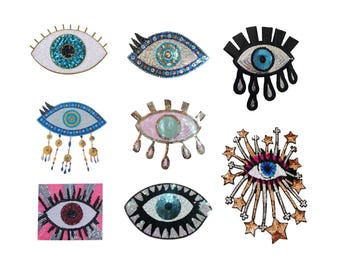 Könnte beinhalten: Sortiment von neun bunten bösen Augen-Patches mit verschiedenen Designs und Verzierungen. Die Patches sind aus Pailletten, Perlen und Stoff.