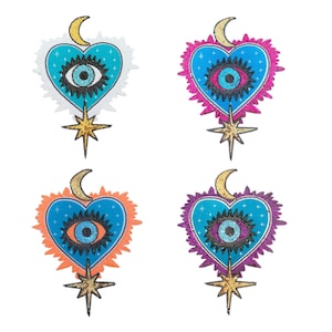 Puede incluir: Cuatro parches en forma de corazón con un diseño de ojo. Cada parche presenta un corazón azul con un ojo en el centro, una luna creciente y una estrella. Los corazones están delineados en diferentes colores: blanco, rosa, naranja y morado.