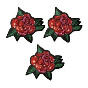 Könnte beinhalten: Drei rote und rosafarbene Paillettenrosen-Patches mit grünen Blättern und schwarzen Umrissen.