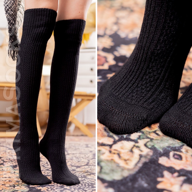 K&ouml;nnte beinhalten: Ein Paar schwarze gerippte Kniestr&uuml;mpfe. Die Socken sind aus einem weichen, bequemen Material gefertigt und haben eine engmaschige Struktur.