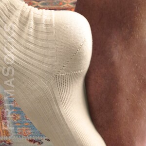 Anatomical fit of these slouch socks for men, showcasing the relaxed fit around the ankle.