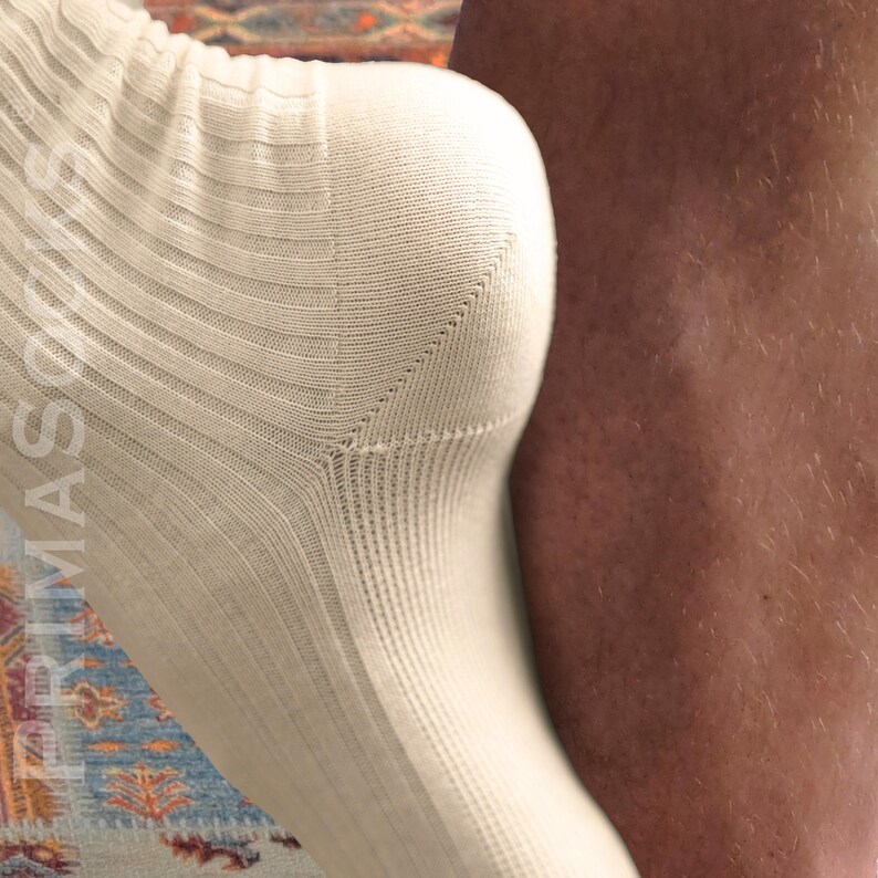 Anatomical fit of these slouch socks for men, showcasing the relaxed fit around the ankle.
