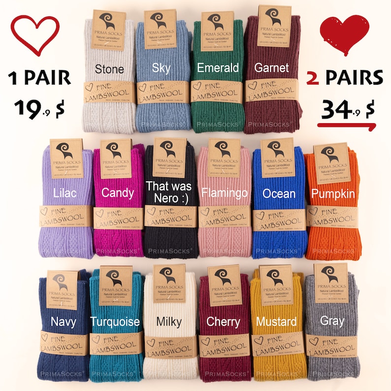 K&ouml;nnte beinhalten: 12 Paar feine Lammwolle Socken in verschiedenen Farben, darunter Stein, Himmel, Smaragd, Granat, Flieder, Bonbon, das war Nero, Flamingo, Ozean, K&uuml;rbis, Marine, T&uuml;rkis, milchig, Kirsche, Senf und Grau. Die Socken sind in zwei Reihen zu sechs angeordnet, mit dem Preis von 19,00 &euro; f&uuml;r ein Paar und 34,00 &euro; f&uuml;r zwei Paar, die &uuml;ber den Socken angegeben sind.