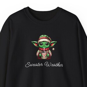 Suéter navideño con diseño de Baby Yoda y el clima: regalo navideño, fanático de Star Wars, amante de los mandalorianos, suéter acogedor, ropa festiva imagen 1