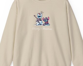クリスマス スティッチとオラフの雪遊びスウェットシャツ、冬のホリデー ジャンパー、アナと雪の女王のキャラクターのクリスマス トップス、着心地の良いクルーネック プルオーバー、お祭り気分の雪の日