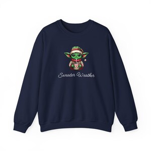 Suéter navideño con diseño de Baby Yoda y el clima: regalo navideño, fanático de Star Wars, amante de los mandalorianos, suéter acogedor, ropa festiva imagen 8