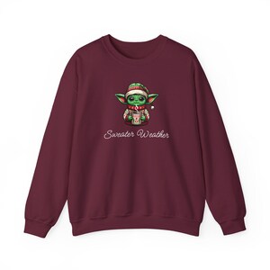 Suéter navideño con diseño de Baby Yoda y el clima: regalo navideño, fanático de Star Wars, amante de los mandalorianos, suéter acogedor, ropa festiva imagen 3