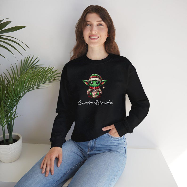 Suéter navideño con diseño de Baby Yoda y el clima: regalo navideño, fanático de Star Wars, amante de los mandalorianos, suéter acogedor, ropa festiva imagen 9