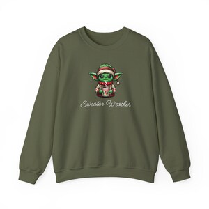 Suéter navideño con diseño de Baby Yoda y el clima: regalo navideño, fanático de Star Wars, amante de los mandalorianos, suéter acogedor, ropa festiva imagen 4