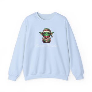 Suéter navideño con diseño de Baby Yoda y el clima: regalo navideño, fanático de Star Wars, amante de los mandalorianos, suéter acogedor, ropa festiva imagen 6