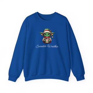 Suéter navideño con diseño de Baby Yoda y el clima: regalo navideño, fanático de Star Wars, amante de los mandalorianos, suéter acogedor, ropa festiva imagen 7