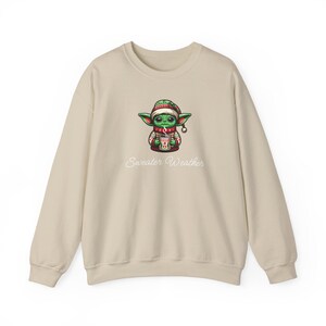 Suéter navideño con diseño de Baby Yoda y el clima: regalo navideño, fanático de Star Wars, amante de los mandalorianos, suéter acogedor, ropa festiva imagen 2