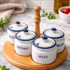 Könnte beinhalten: Eine weiße Keramik-Tasse mit schwarzem Henkel und dem Text "But First, Coffee" in handschriftlichem Stil. Die Tasse steht auf einer weißen Oberfläche. Die Tasse ist 10 cm hoch.