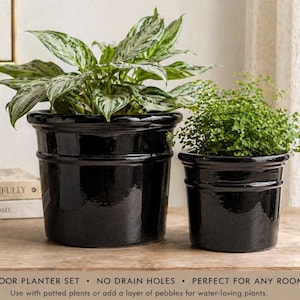 Juego de macetas Japandi negras de cerámica brillante, estilo minimalista para interiores.