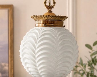 Lámpara colgante vintage de cristal satinado con globo drapeado y cadena de latón, 25 cm (10 pulgadas) de diámetro.