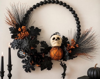 Corona gótica de Halloween, calavera negra y decoración de puerta con cuentas naranjas, 43 cm (17 pulgadas)