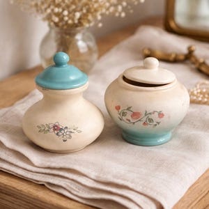 Juego de tarros de cerámica vintage para guardar objetos pequeños, decoración de tocador estilo cottagecore, macetas de cerámica con tapa y diseño floral, ideales para el baño, en tonos azul y crema.