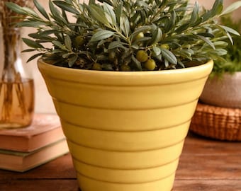 Maceta de cerámica acanalada de color amarillo verdoso vintage de 23 cm de ancho, decoración rústica de gres.