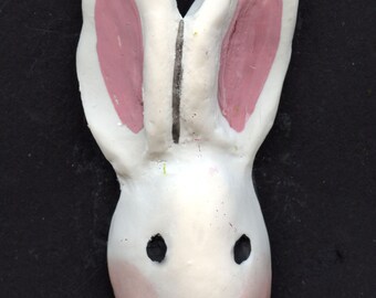 Conejo de arcilla polimérica blanco y detallado, 6,35 cm de largo x 2,8 cm de ancho entre las orejas. BN 6