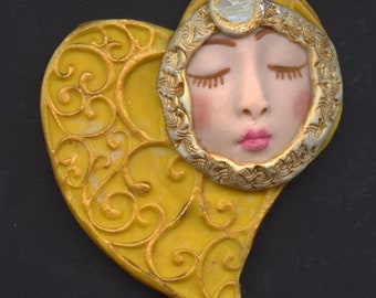 ¡Nuevo! Un gran cabujón facial de arcilla polimérica texturizada y en capas, de color amarillo y dorado, de 2 1/2" de largo x 2 1/2" de ancho AAT 2