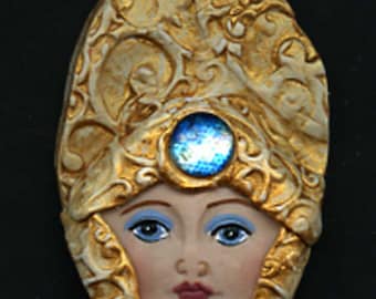 Gran figura abstracta detallada, única en su tipo, base de arcilla polimérica con un rostro detallado de 3" x 2" con ojos abiertos, medallón 2D AGF 6