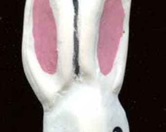 Conejo de arcilla polimérica blanco y detallado, 5,7 cm de largo x 2,8 cm de ancho en las orejas. BN 4