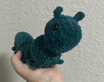 Pequeña oruga en movimiento