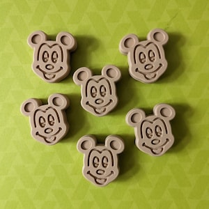 Puede incluir: Seis jaboneras de cerámica marrón en forma de cabeza de Mickey Mouse.