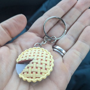 Pie shaped yarn cutter keychain - Color version