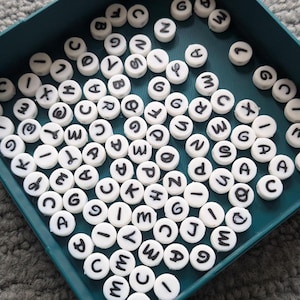 Pulsera de cuentas de la amistad con letras en fuente Waltograph (juego de 15 cuentas)