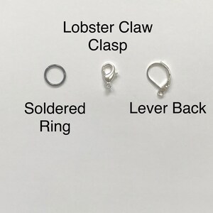 Op de afbeelding: Drie verschillende soorten sieraden sluitingen: een kreeft sluiting, een gesoldeerde ring en een sluiting met een hendel.
