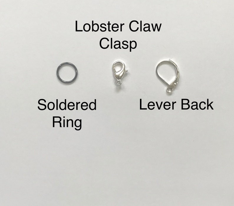 Op de afbeelding: Drie verschillende soorten sieraden sluitingen: een kreeft sluiting, een gesoldeerde ring en een sluiting met een hendel.