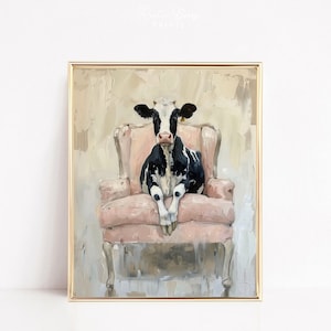 Könnte beinhalten: Eine schwarz-weiße Kuh sitzt in einem rosa Sessel. Die Kuh schaut direkt auf den Betrachter. Der Hintergrund ist hellbeige.