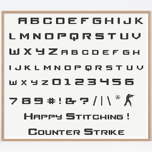 Op de afbeelding: Een zwart-witte afbeelding van een gepixelde lettertype set, inclusief het alfabet, cijfers en symbolen. De tekst "HAPPY STITCHING!" en "COUNTER STRIKE" is ook inbegrepen.