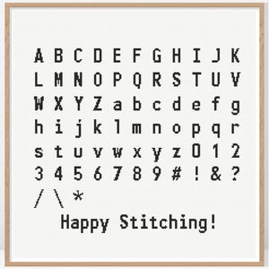 Puede incluir: Patrón de punto de cruz en blanco y negro del alfabeto y los números con el texto "Happy Stitching!"