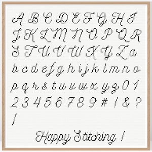 Może przedstawiać: Czarno-biała tabela alfabetu i liczb z kursywą. Tabela zawiera duże i małe litery, cyfry i symbole. Tekst u dołu tabeli brzmi "Happy Stitching!"