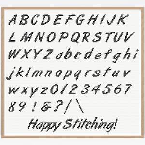 Op de afbeelding: Zwart-witte alfabet en nummer kruissteekpatroon met de tekst "Happy Stitching!"