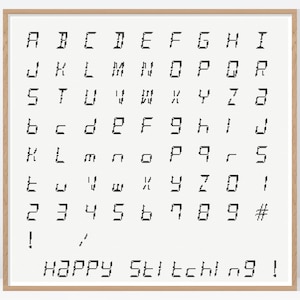 Può includere: Stampa incorniciata con un alfabeto e numeri in carattere digitale nero su sfondo bianco. Il testo "HAPPY Stitching!" è in basso. La cornice è di colore marrone chiaro.