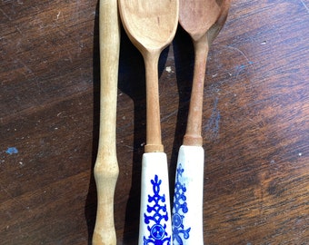 3 Pc Meissen Blue Onion Wooden and Porcelain Muddler and 2 Serving Spoons Blue White