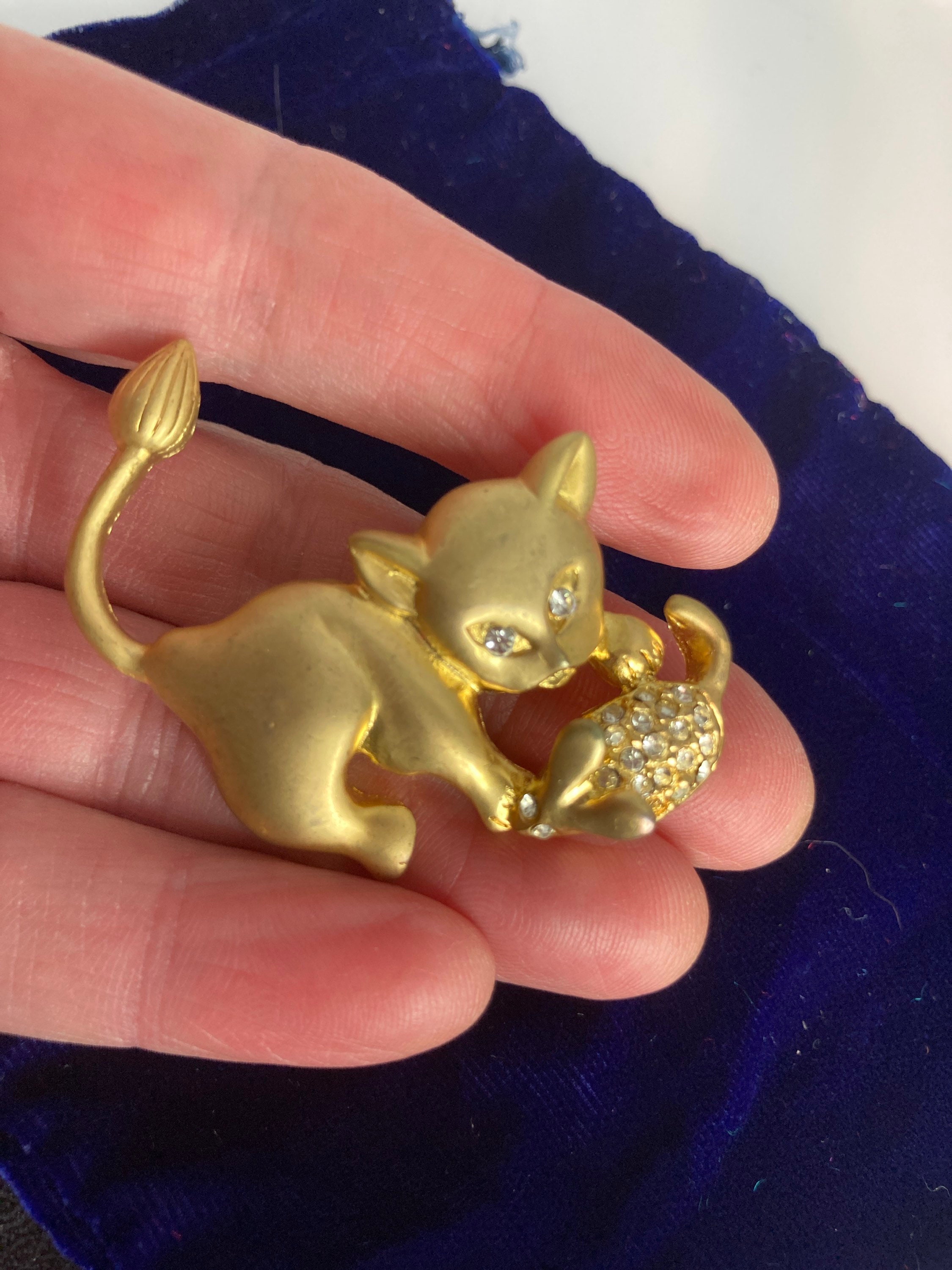 Broche Vintage Chat Attrapant Une Souris - Strass, Métal Argenté - Occasion