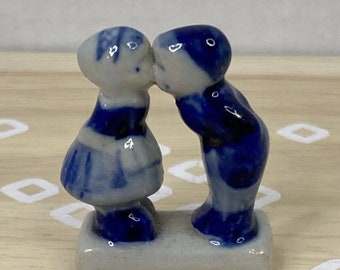 Vintage Delft Blue Kissing Couple Ceramic Figurine 1.5” Miniature Boy Girl