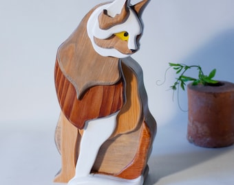 Escultura de madera de gato.