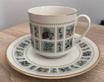 Vintage Royal Doulton taza de té y platillo / taza de té hecha a mano y platillo con diseño de frutas