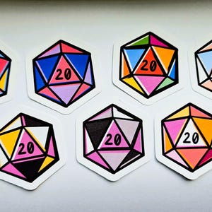 以下が含まれることがあります： 7つのカラフルなD20サイコロステッカーのセット。各ステッカーは、赤、青、黄、ピンク、黒など、さまざまな配色を持つ20面ダイスを表示します。各ダイスには数字の20が表示されています。
