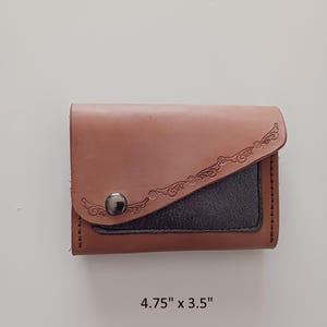 Cartera de cuero con cierre de solapa a presión