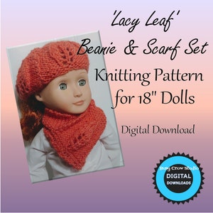 Könnte beinhalten: Ein Strickmuster für ein Mützen- und Schalsortiment für 45 cm Puppen. Das Muster heißt 'Lacy Leaf' und ist ein digitaler Download. Das Bild zeigt eine Puppe, die das fertige Set trägt, das in einem hellen Rosaton gehalten ist.