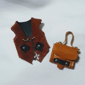 Chaleco de cuero y piel de serpiente con bolso de cuero para muñecas de moda