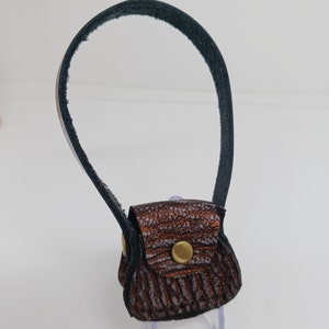 Bolso bandolera de cuero en relieve marrón cosido a mano para muñecas de moda