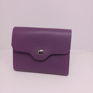 Cartera tipo tarjetero de piel hecha a mano en color morado